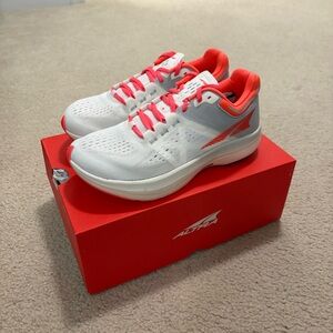 NEW Altra Vanish Tempo - size 7 white/coral